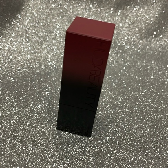 Huda Beauty Power Bullet Matte Lipstick in Pool Party - Picture 2 of 4